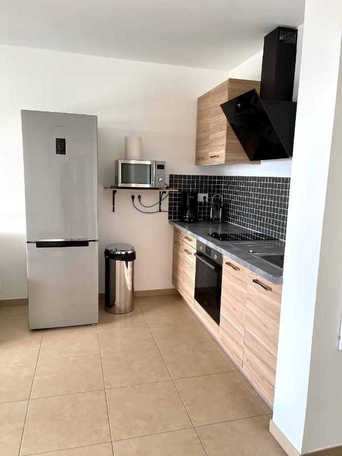 T2 De Standing Front De Apartment